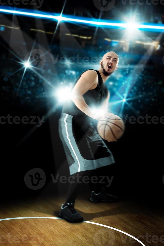 basketbal speler gooit een bal in de spel foto