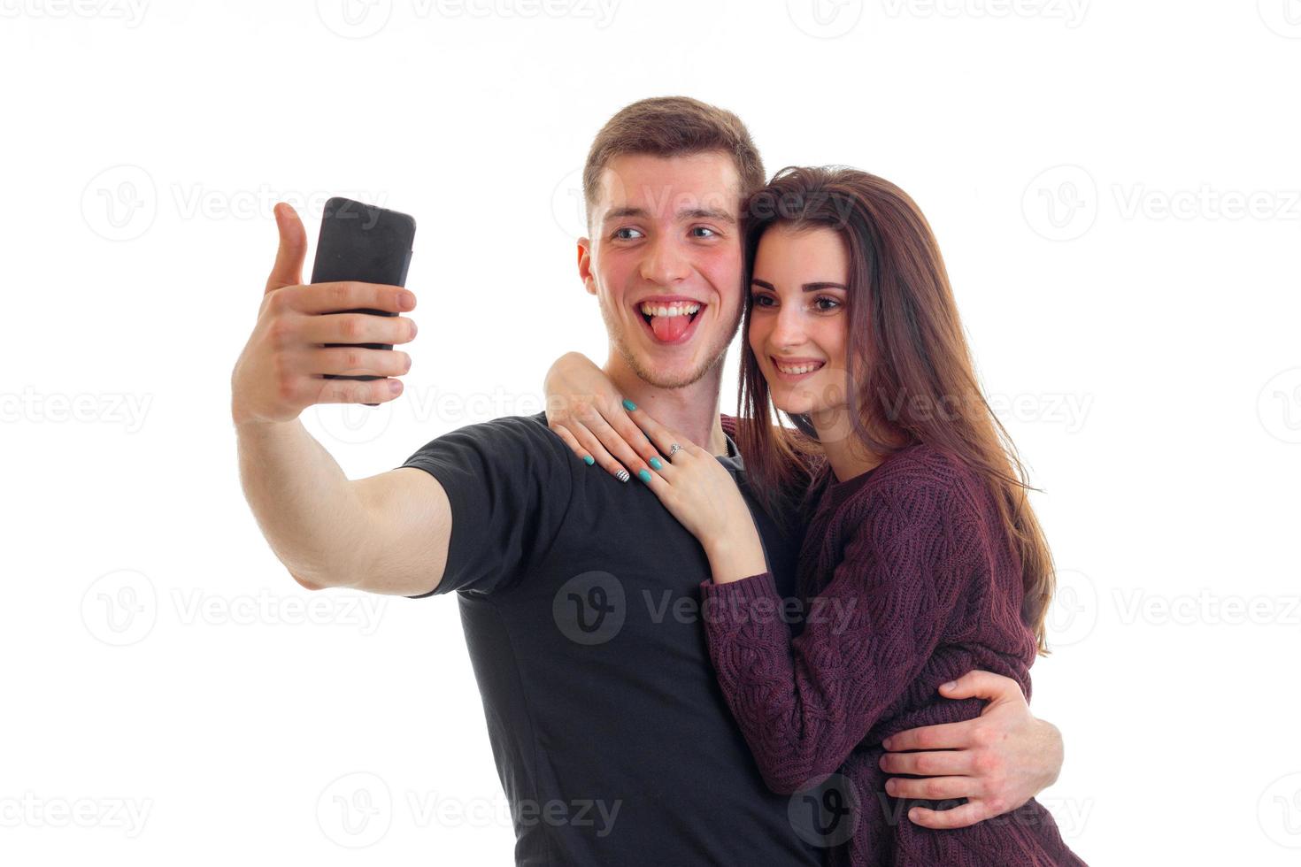 jong mooi paar maakt een foto Aan uw telefoon en glimlachen