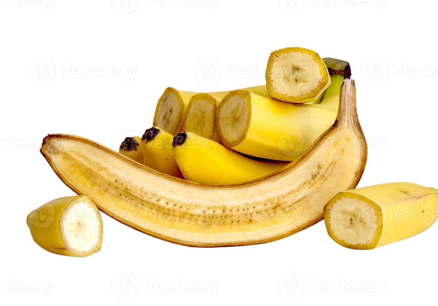 gehakt en geheel rijp banaan geïsoleerd foto