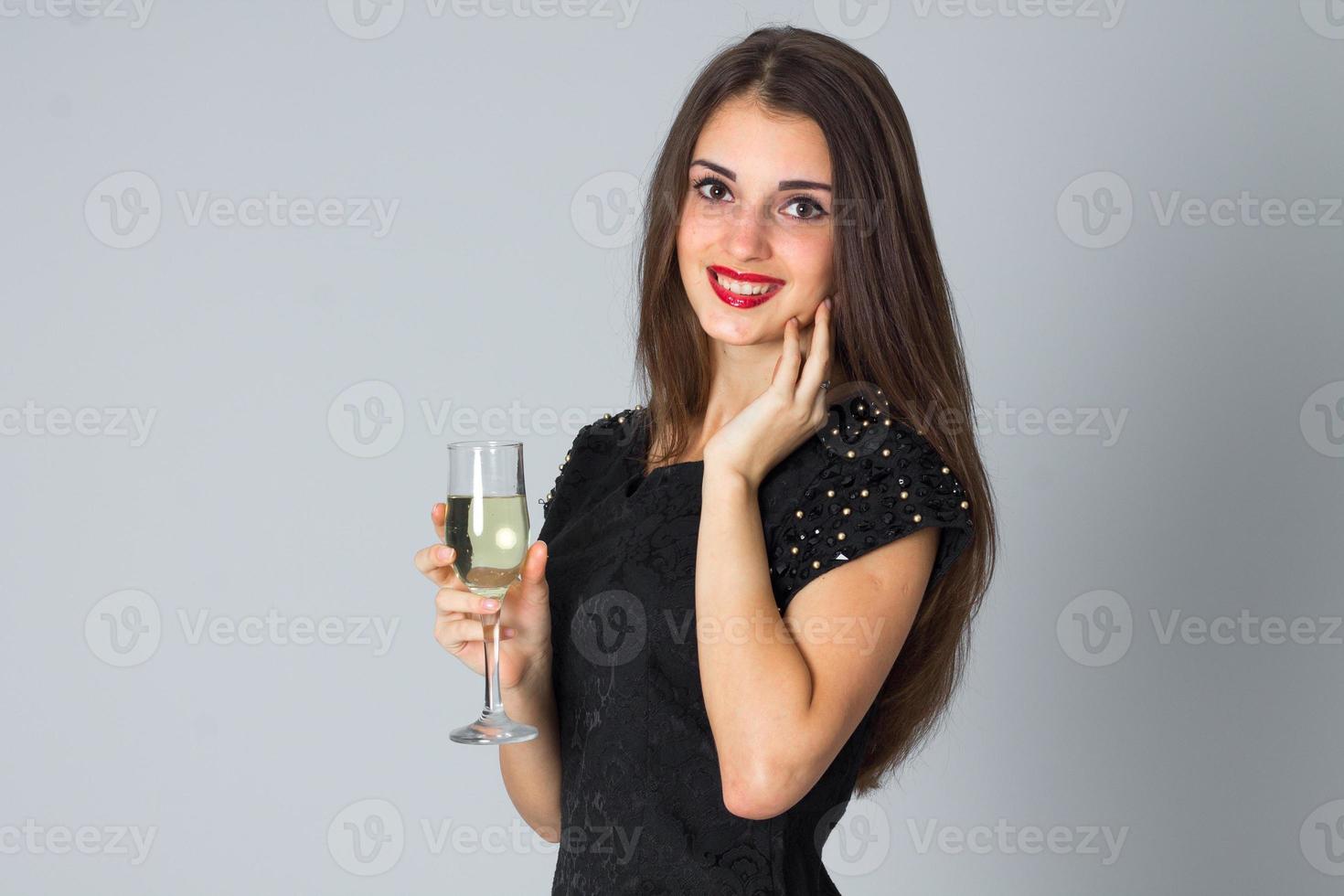 meisje in zwart jurk poseren in studio foto