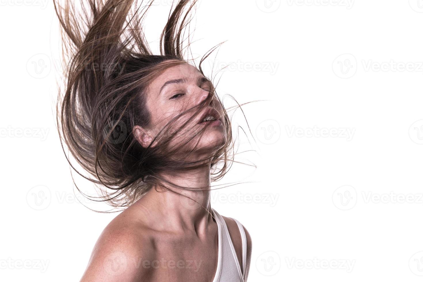 portret van een mooi vrouw met een lang haar. jong brunette model- met mooi haar- - geïsoleerd Aan wit achtergrond. jong meisje met haar- vliegend in de wind. foto