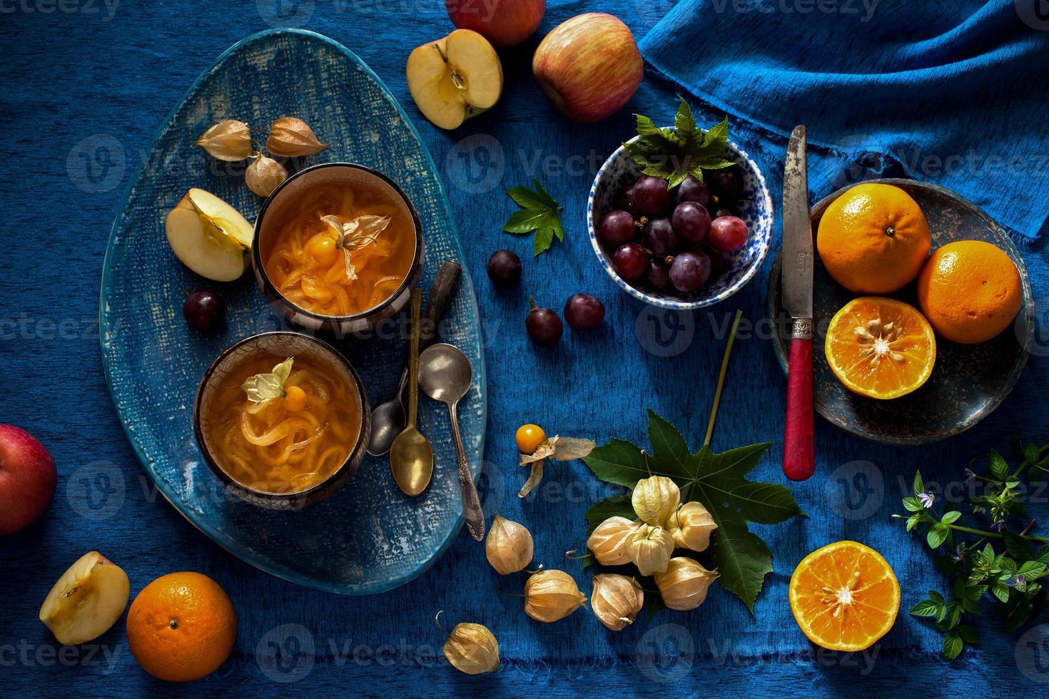 verfrissend fruit drinken ook bekend net zo es blwah meloen ijs en fruit en sommige fruit Aan blauw achtergrond foto