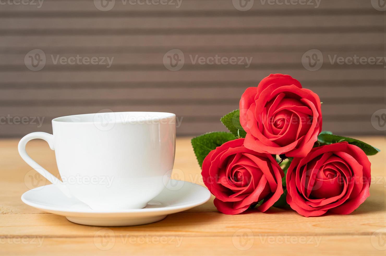 rood roos en koffie kop Aan hout foto