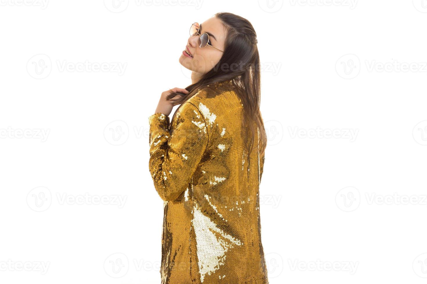 vrolijk elegant jong meisje in gouden jasje en ronde zonnebril foto