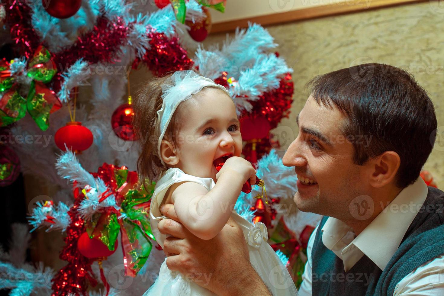 vrolijk vader en zijn weinig dochter met Kerstmis humeur foto