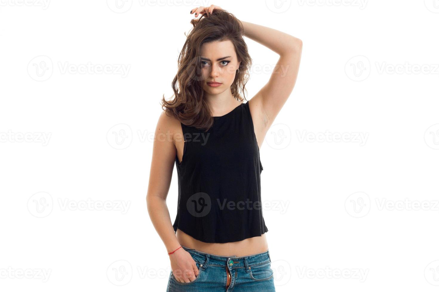 aantrekkelijk jong meisje in zwart top looks in de camera en houdt haar hand- in de buurt haar- foto