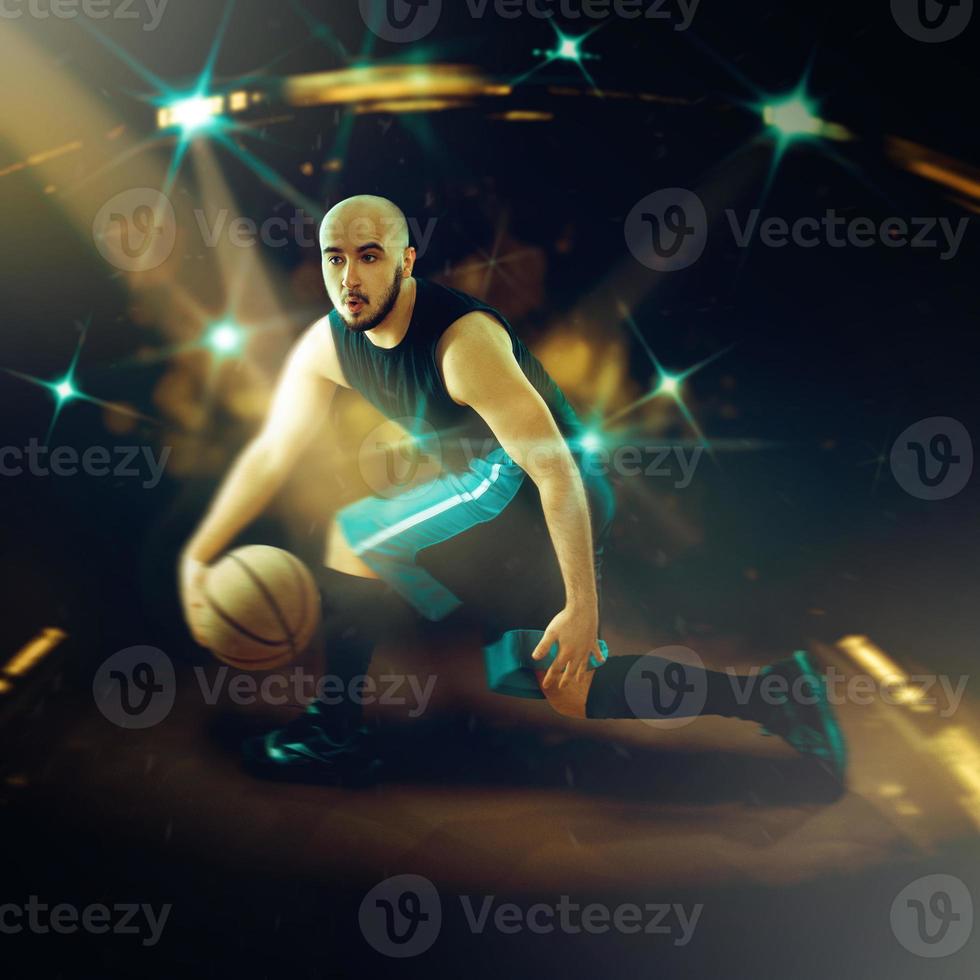 basketbal speler in de spel maken schijnbewegingen met de bal foto