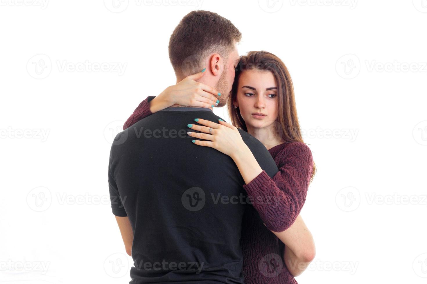 mooi attent meisje knuffels de nek van een geliefde jonger vent detailopname foto