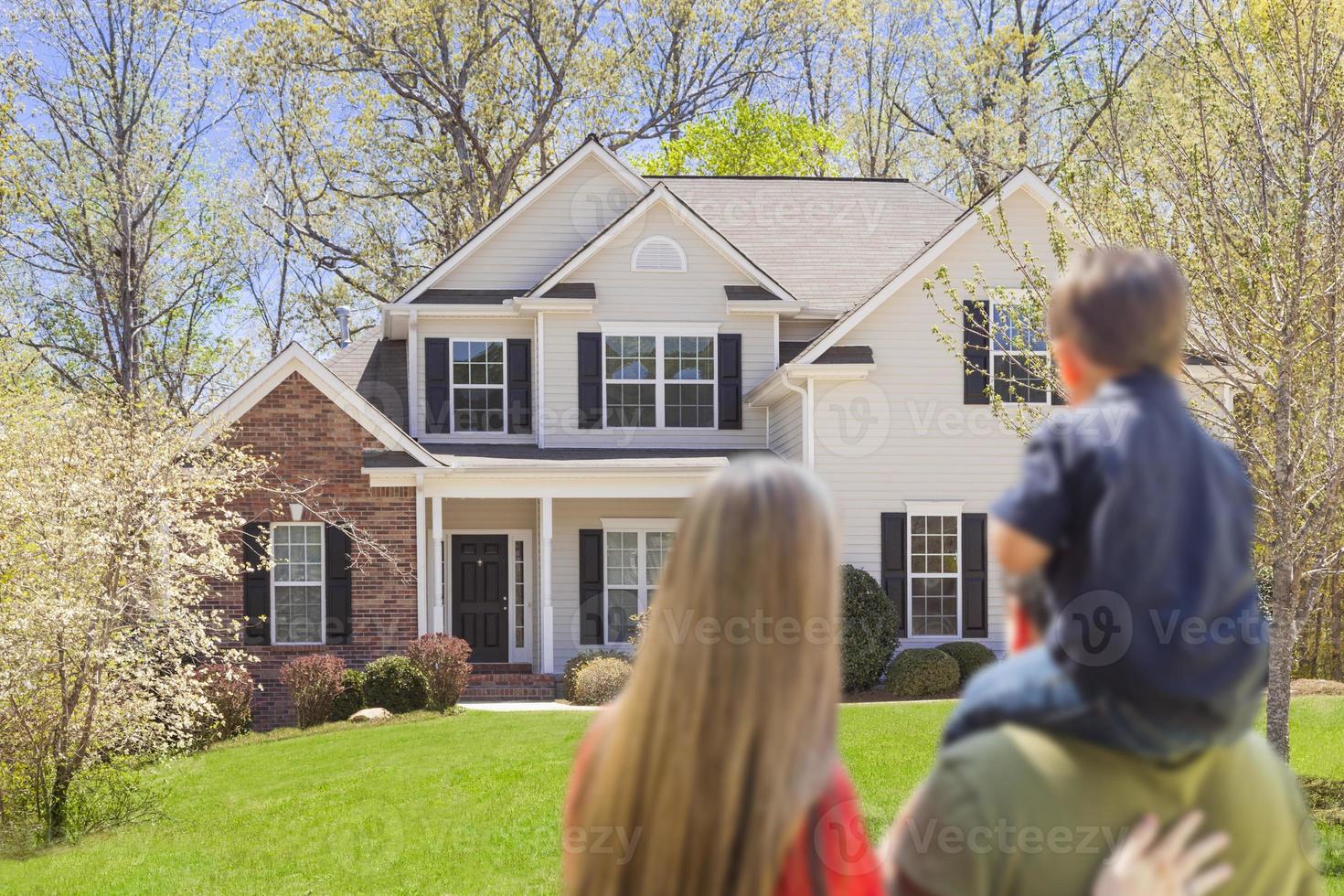 gemengd ras jong familie op zoek Bij mooi huis foto