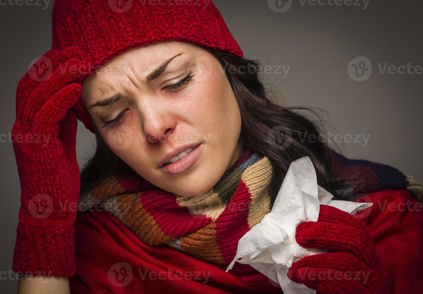 ellendig gemengd ras vrouw blazen haar zeer neus- met zakdoek foto