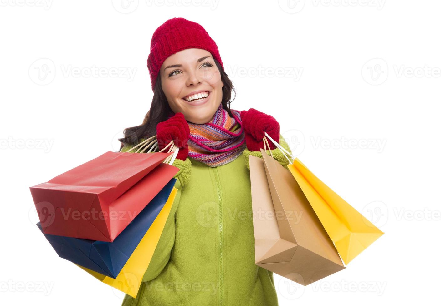 gemengd ras vrouw vervelend hoed en handschoenen Holding boodschappen doen Tassen foto