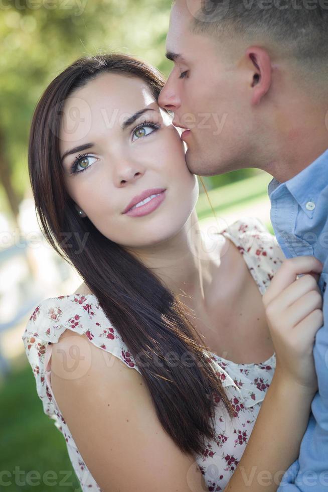 gemengd ras romantisch paar portret in de park foto