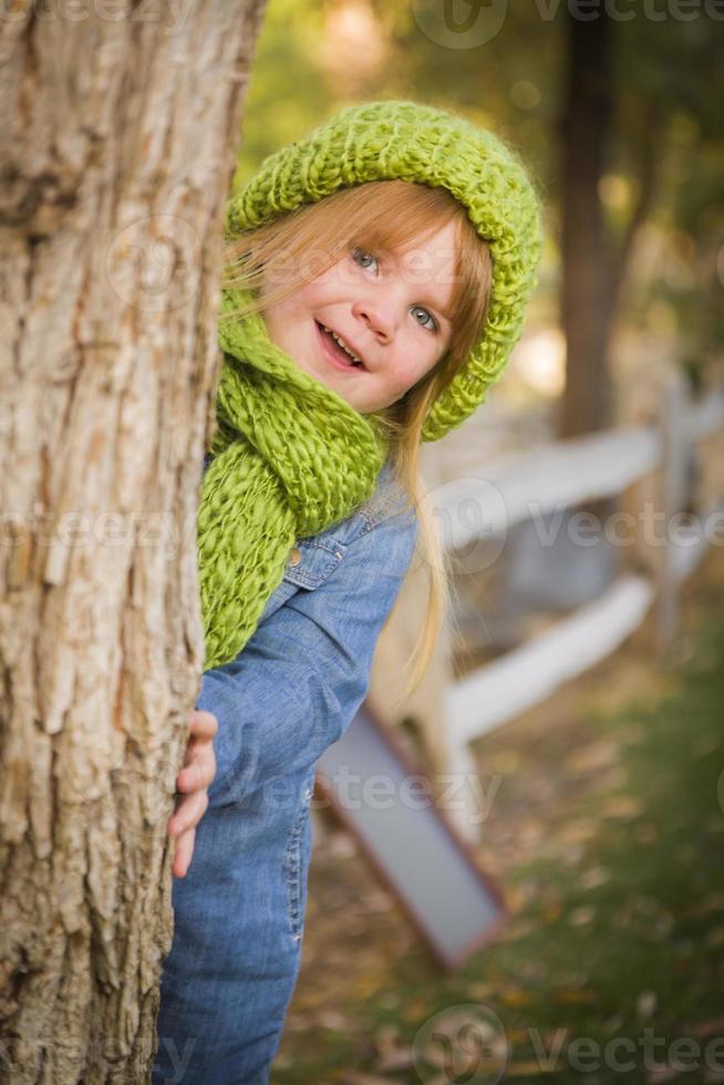 portret van schattig jong meisje vervelend groen sjaal en hoed foto