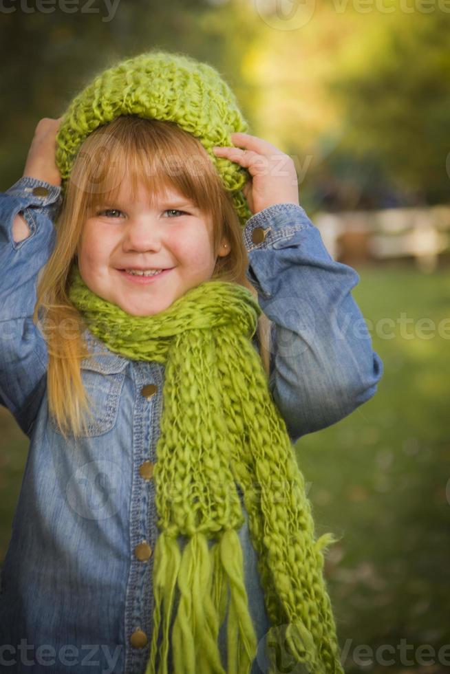 portret van schattig jong meisje vervelend groen sjaal en hoed foto