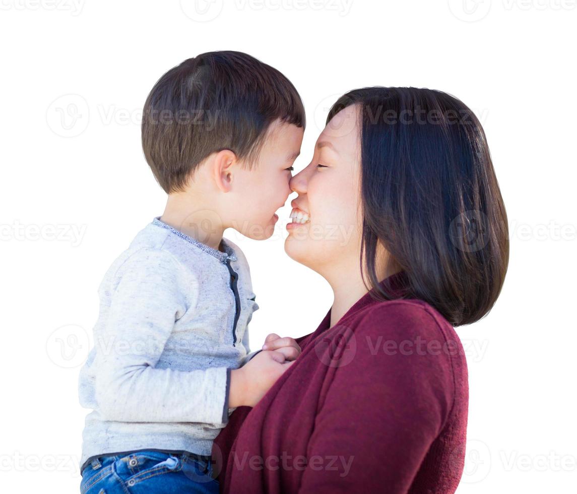 speels jong gemengd ras Chinese moeder en zoon geïsoleerd foto