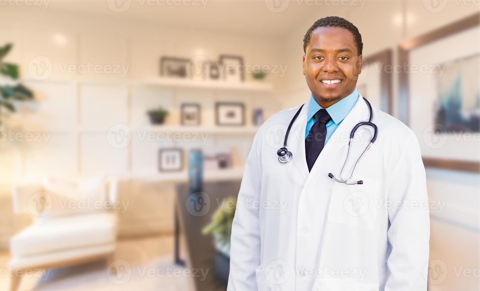 jong Afrikaanse Amerikaans dokter of verpleegster staand in zijn kantoor foto