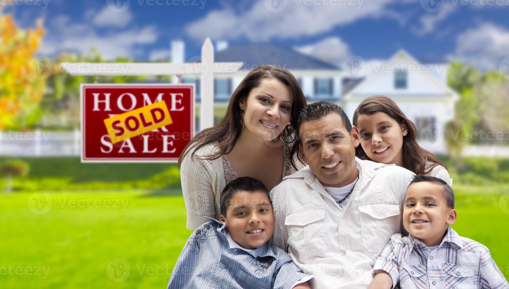 spaans familie in voorkant van verkocht echt landgoed teken, huis foto