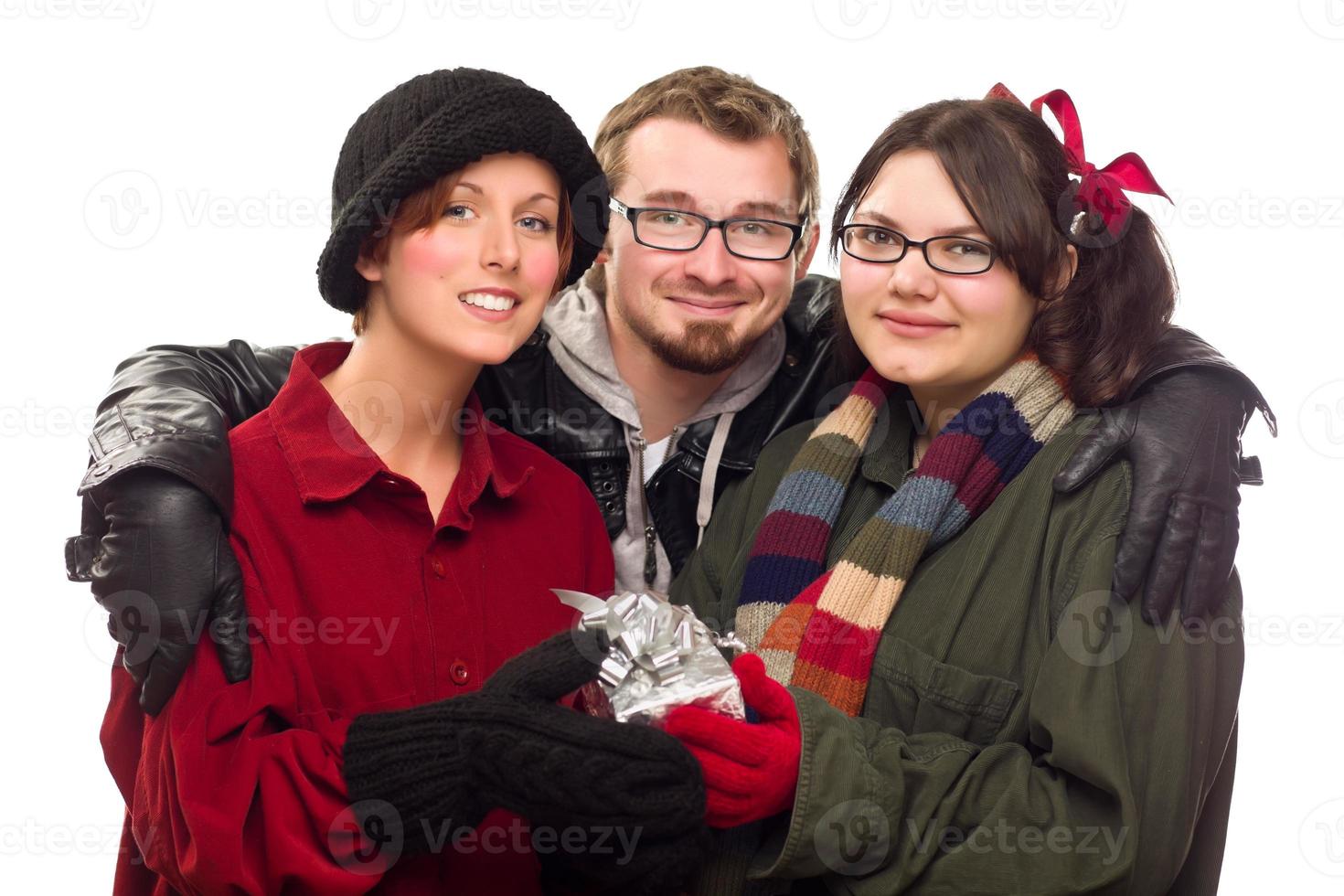 drie vrienden Holding een vakantie geschenk geïsoleerd foto