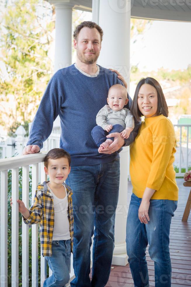 jong gemengd ras Chinese en Kaukasisch familie portret foto