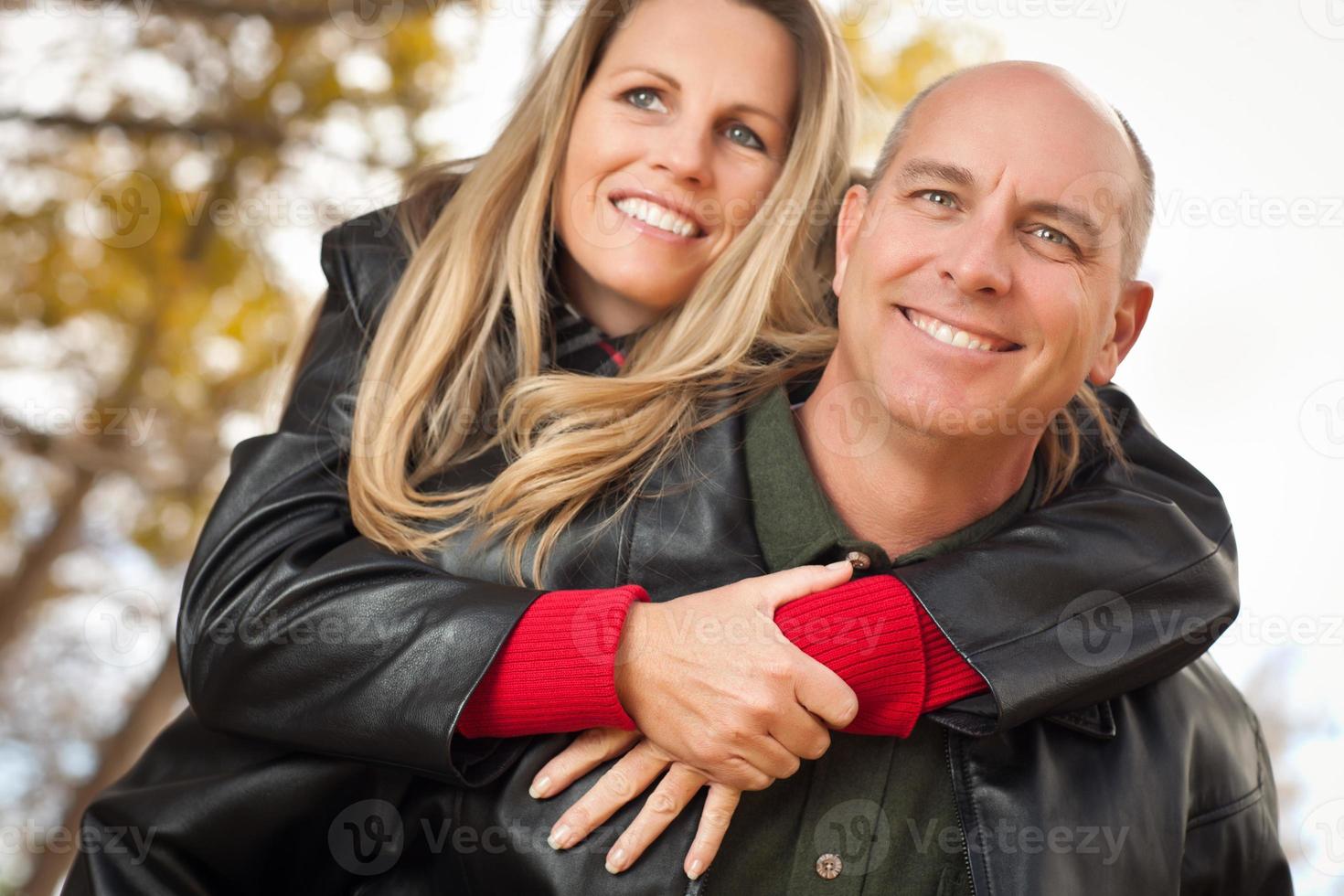 aantrekkelijk paar in park met leer jassen foto