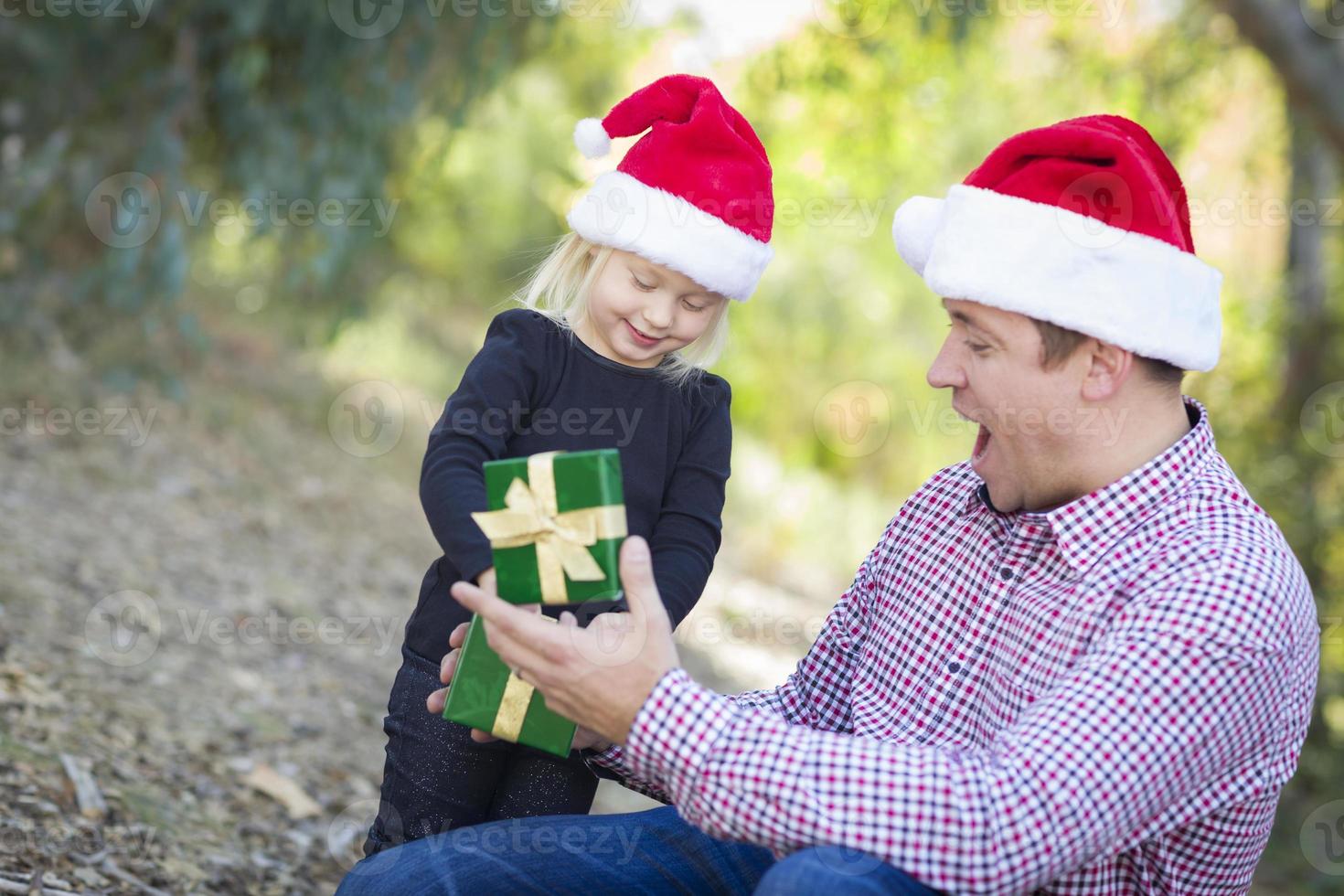 vader geven jong dochter Kerstmis geschenk foto