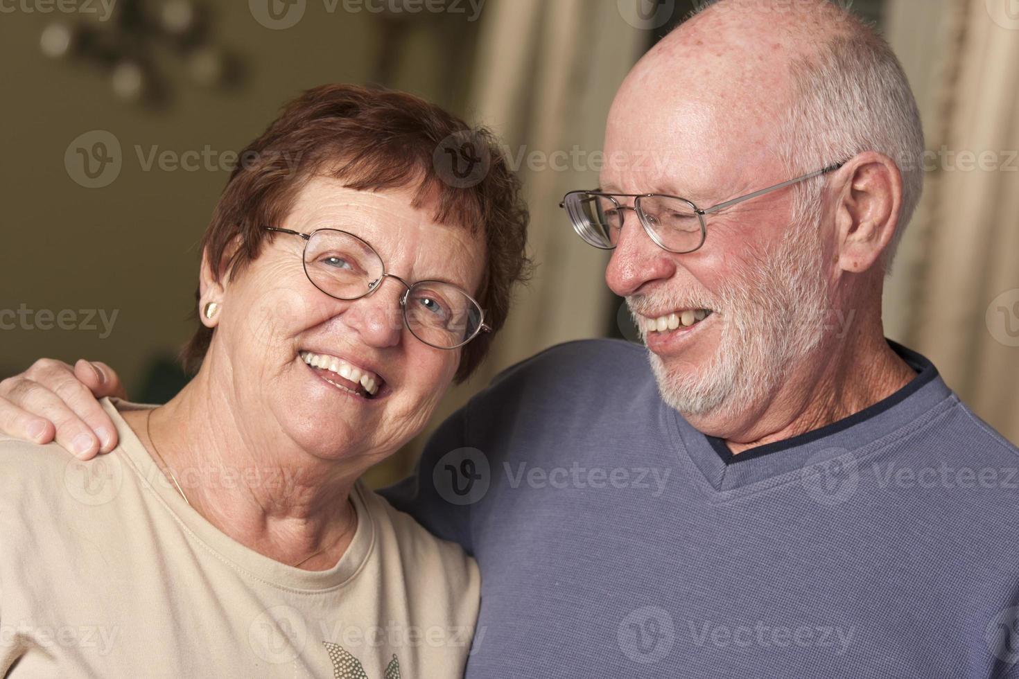 gelukkig senior paar portret foto