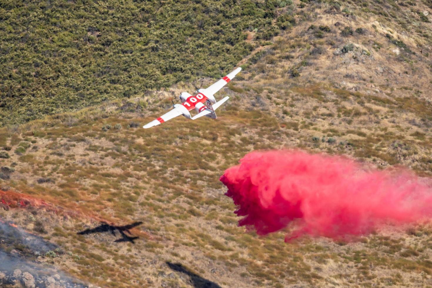 Winchester, ca Verenigde Staten van Amerika - juni 14, 2020 cal brand vliegtuig druppels brand brandvertragend Aan een droog heuveltop wildvuur in de buurt Winchester, Californië. foto