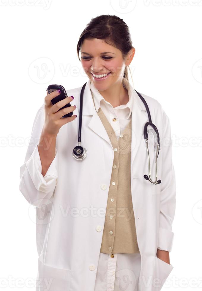etnisch vrouw dokter of verpleegster gebruik makend van cel telefoon foto