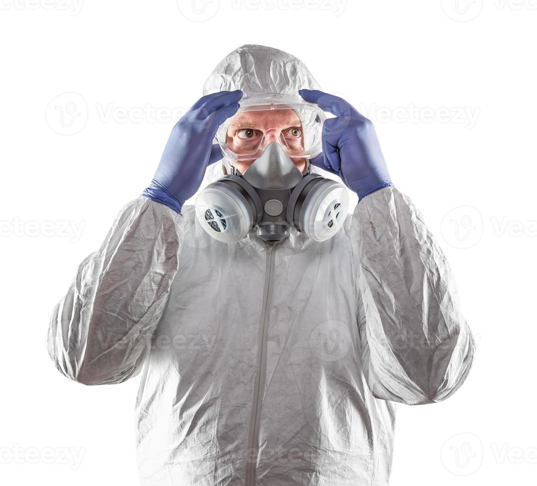 Mens vervelend Hazmat pak, stofbril en gas- masker geïsoleerd Aan wit. foto