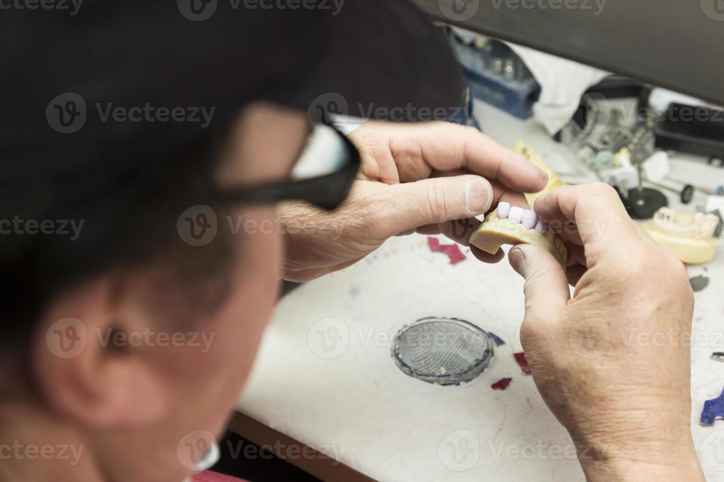 tandheelkundig technicus werken Aan 3d gedrukt gietvorm voor tand implantaten foto