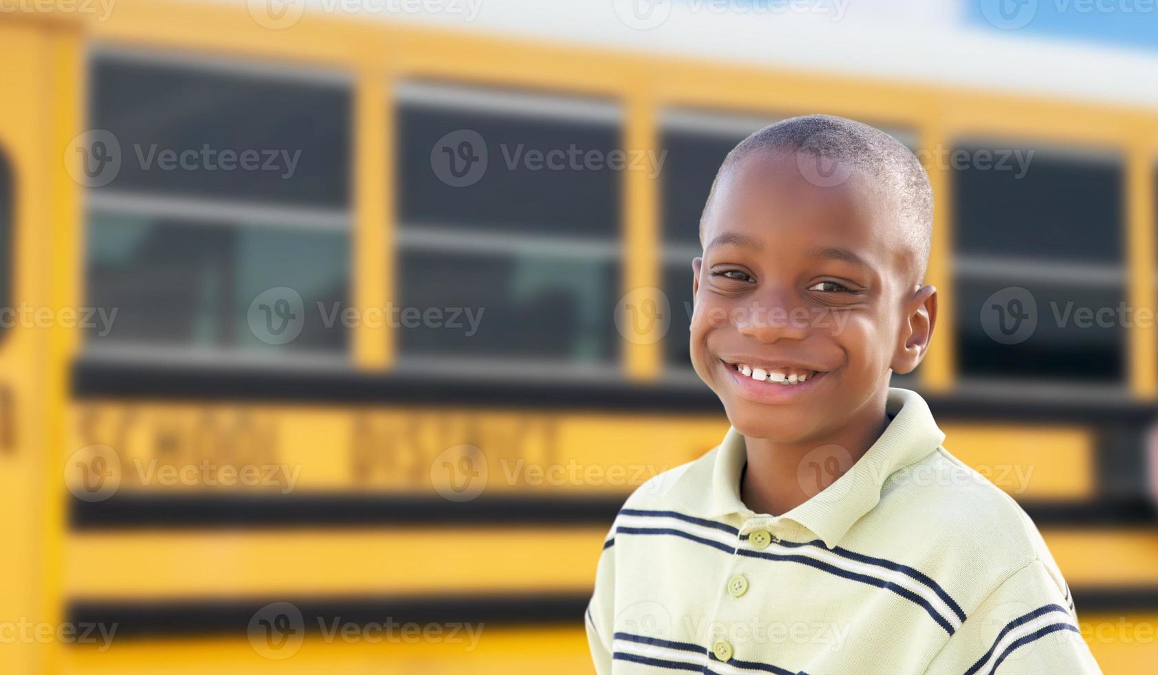 jong Afrikaanse Amerikaans jongen in de buurt school- bus foto