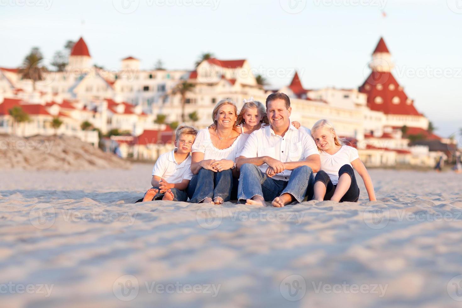 gelukkig Kaukasisch familie in voorkant van hotel del coronado foto