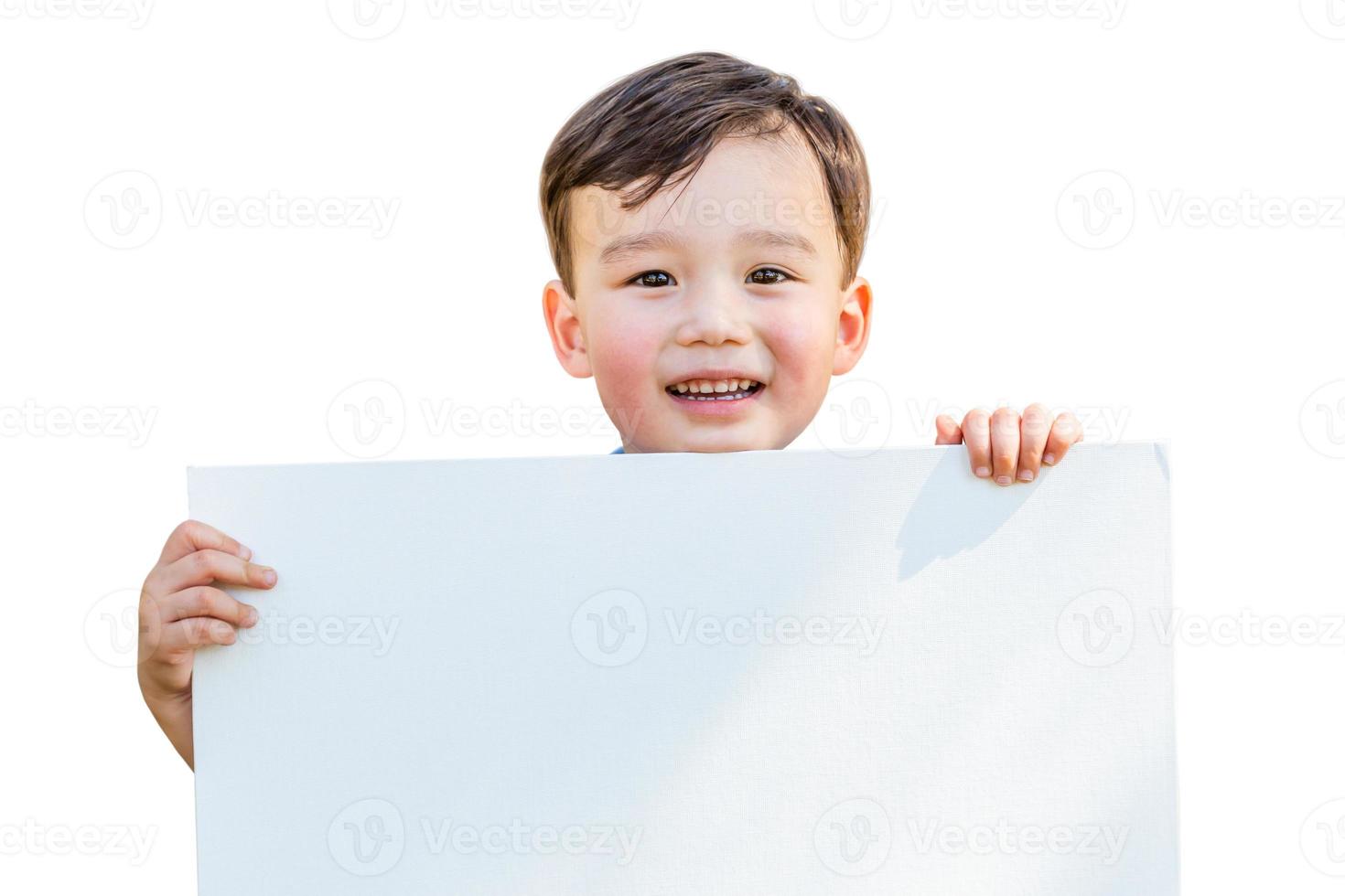 Chinese en Kaukasisch jongen Holding blanco poster bord geïsoleerd Aan wit achtergrond. foto