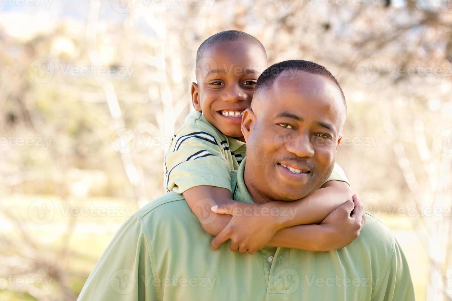 Afrikaanse Amerikaans Mens en kind hebben pret foto