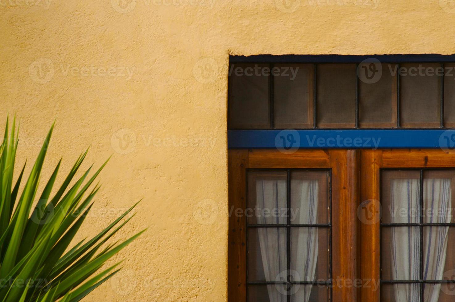 abstract van stucwerk muur en patio deur in Santorini Griekenland foto