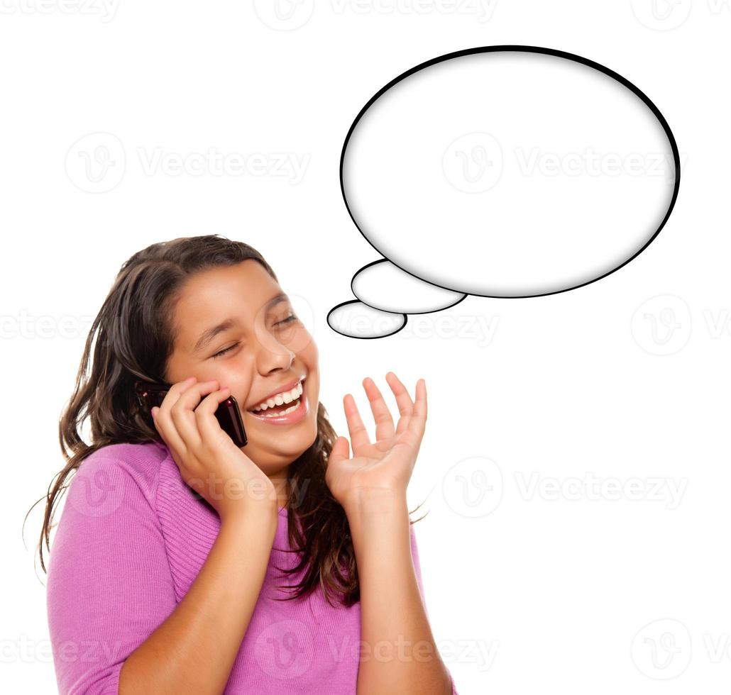 spaans tiener oud meisje Aan cel telefoon met blanco gedachte bubbel foto