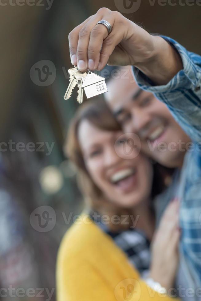 gemengd ras paar Holding nieuw huis sleutels foto