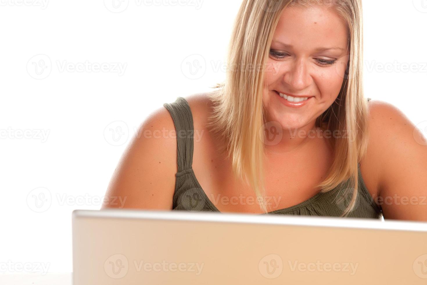 mooi glimlachen blond vrouw gebruik makend van laptop foto