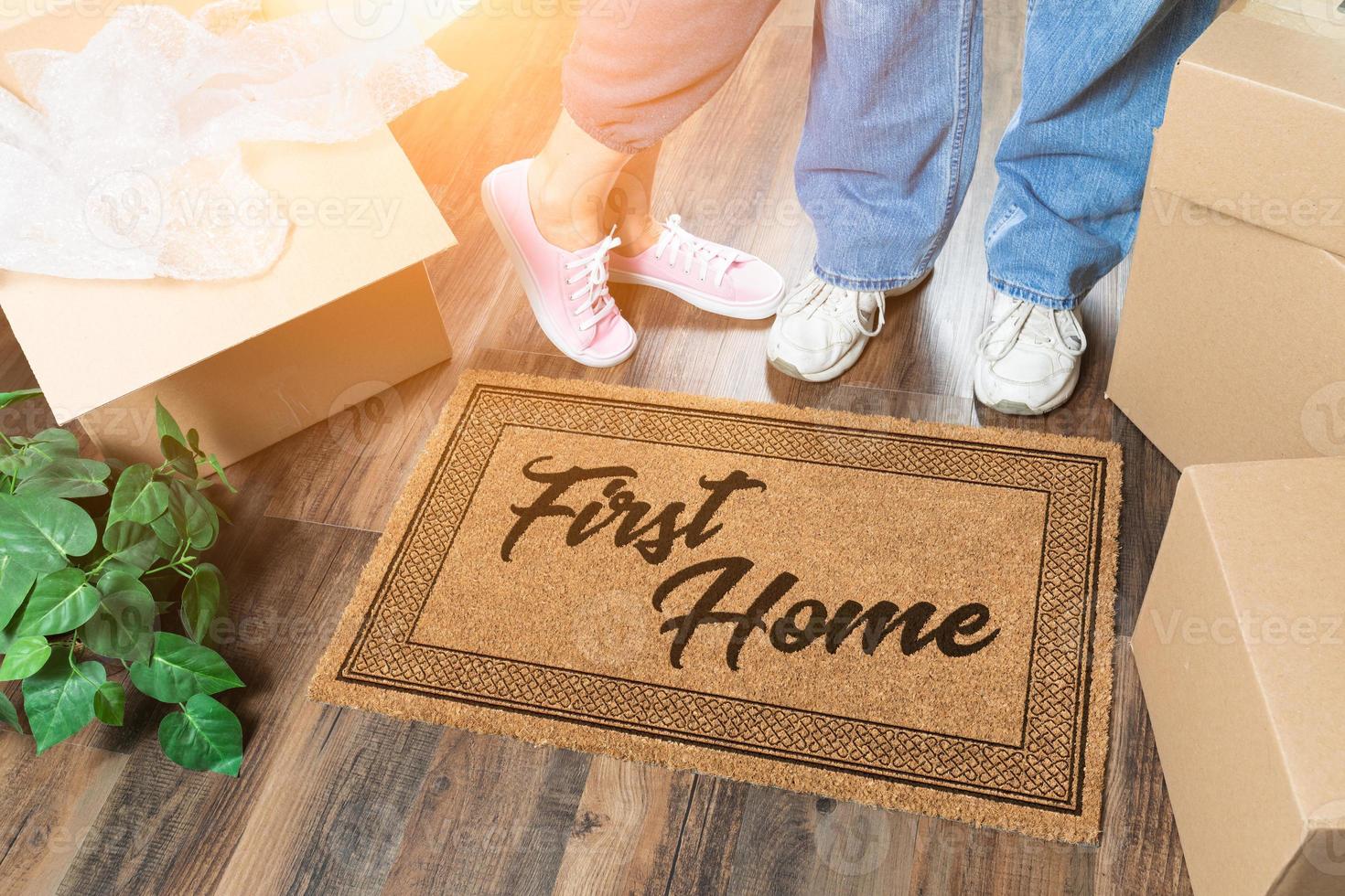 Mens en vrouw uitpakken in de buurt eerste huis Welkom mat, in beweging dozen en fabriek foto