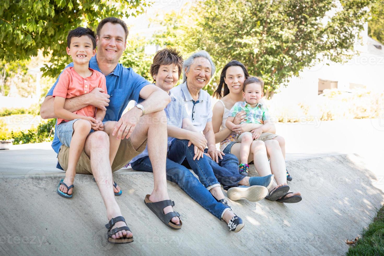 Chinese grootouders, moeder, Kaukasisch vader en gemengd ras kinderen portret foto