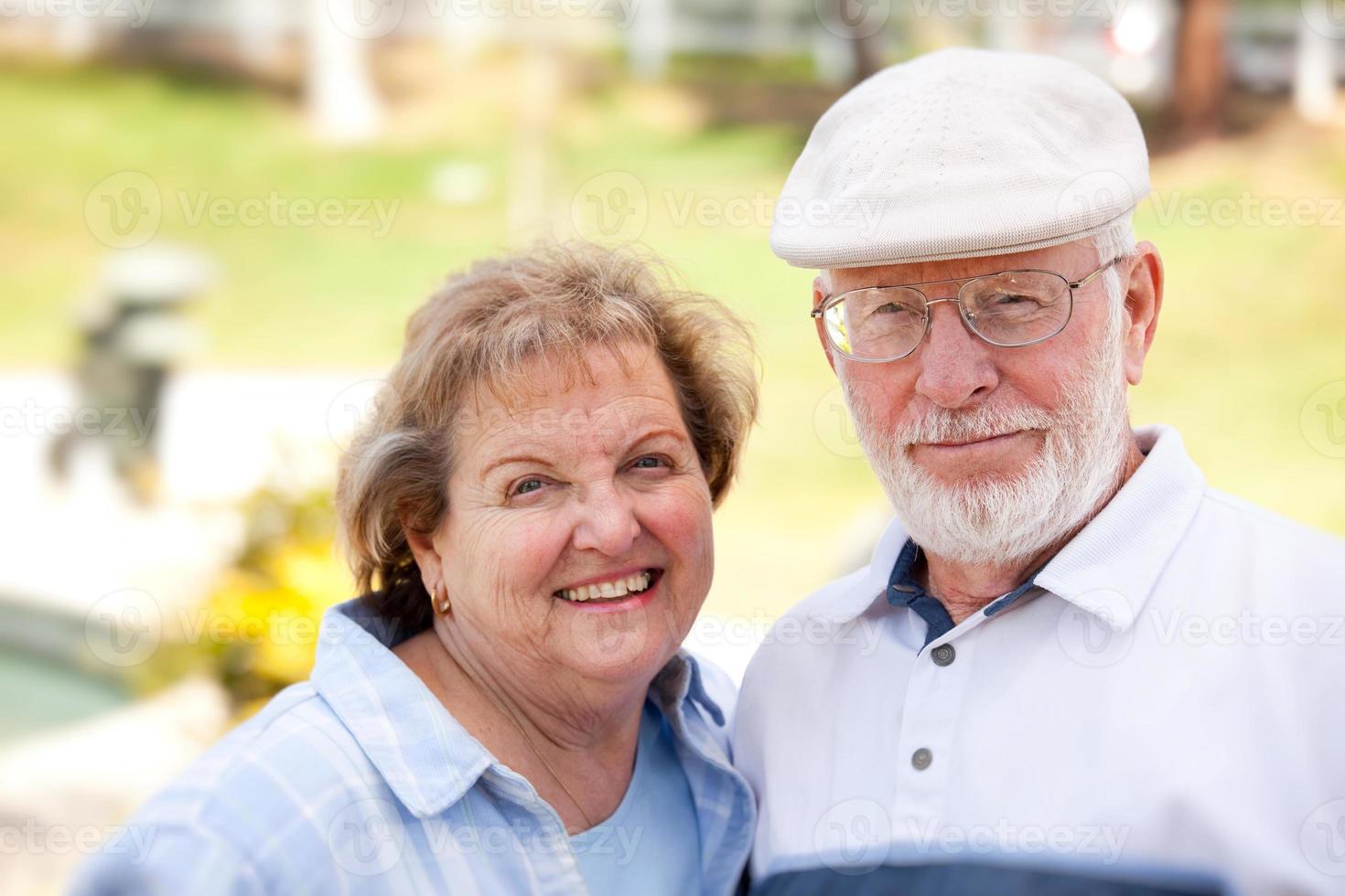 gelukkige senior paar in het park foto