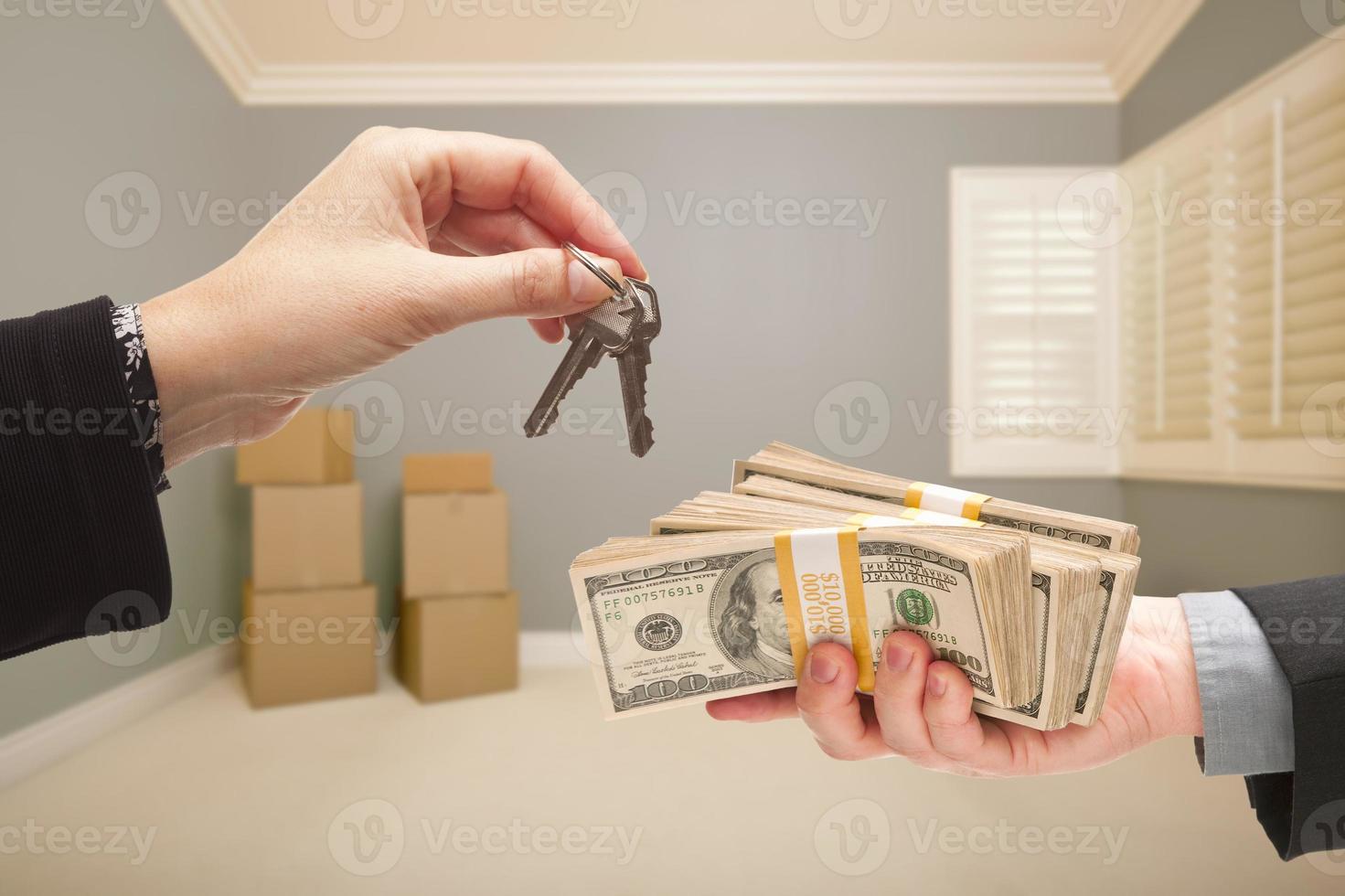 overhandigen over- contant geld voor huis sleutels foto