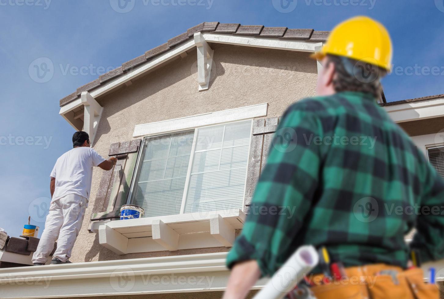 aannemer met uitzicht schilder paitning huis foto