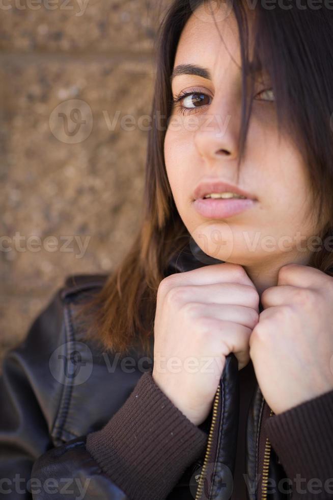 mooi meloncholie gemengd ras jong vrouw portret buiten. foto