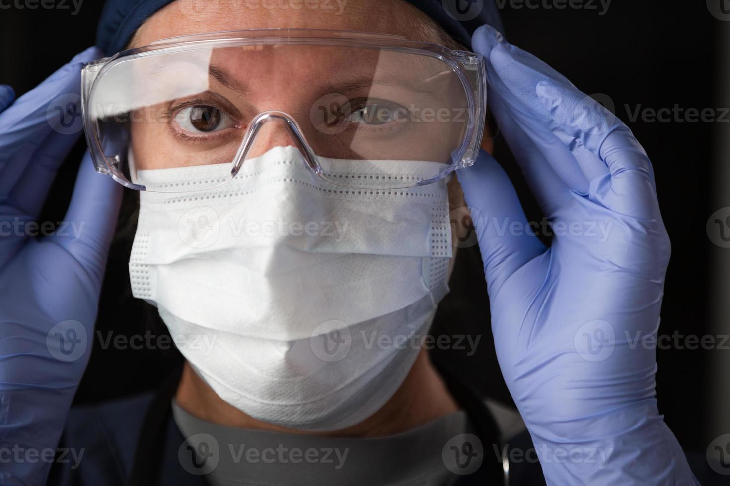 detailopname van vrouw dokter of verpleegster in medisch gezicht masker en beschermend uitrusting foto