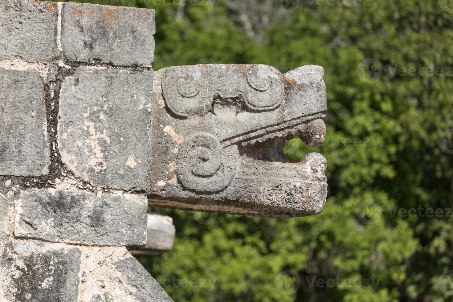 mayan jaguar boegbeeld sculpturen Bij de archeologisch plaats in chichen itza, Mexico foto