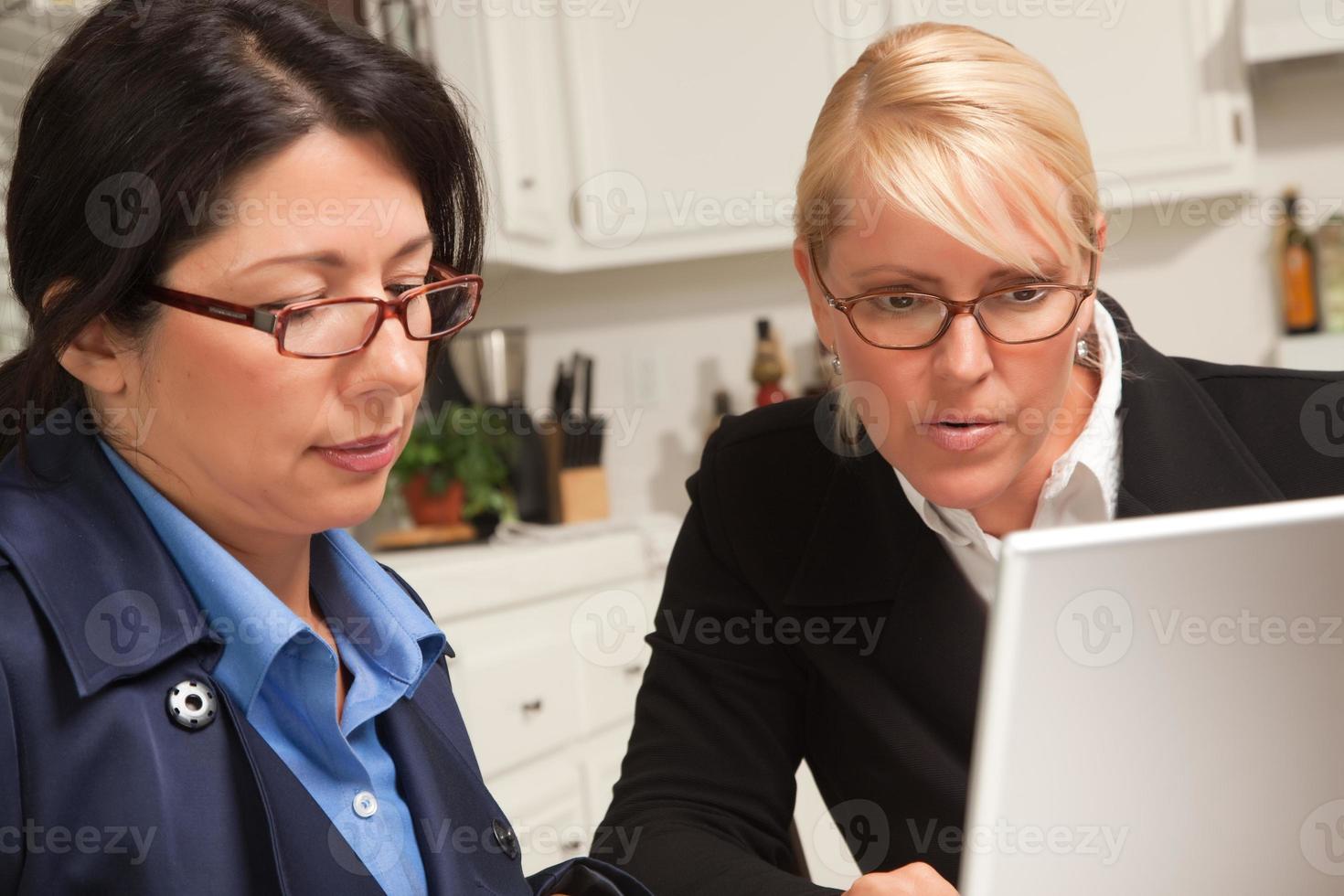 onderneemsters werken Aan de laptop foto