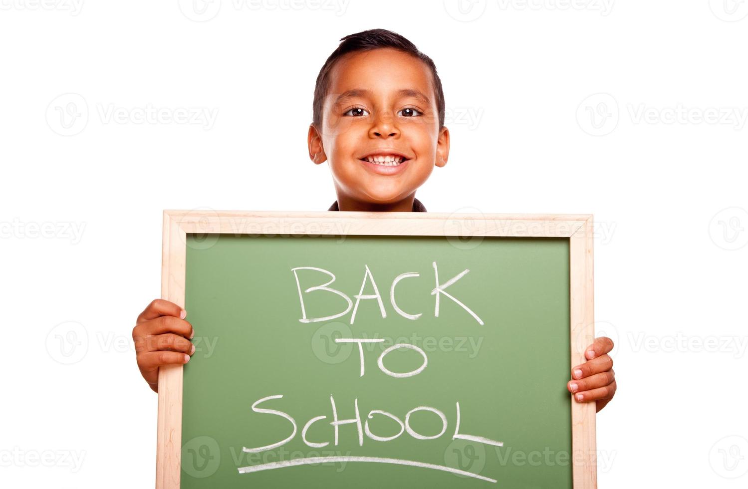 schattig spaans jongen Holding schoolbord met terug naar school- foto