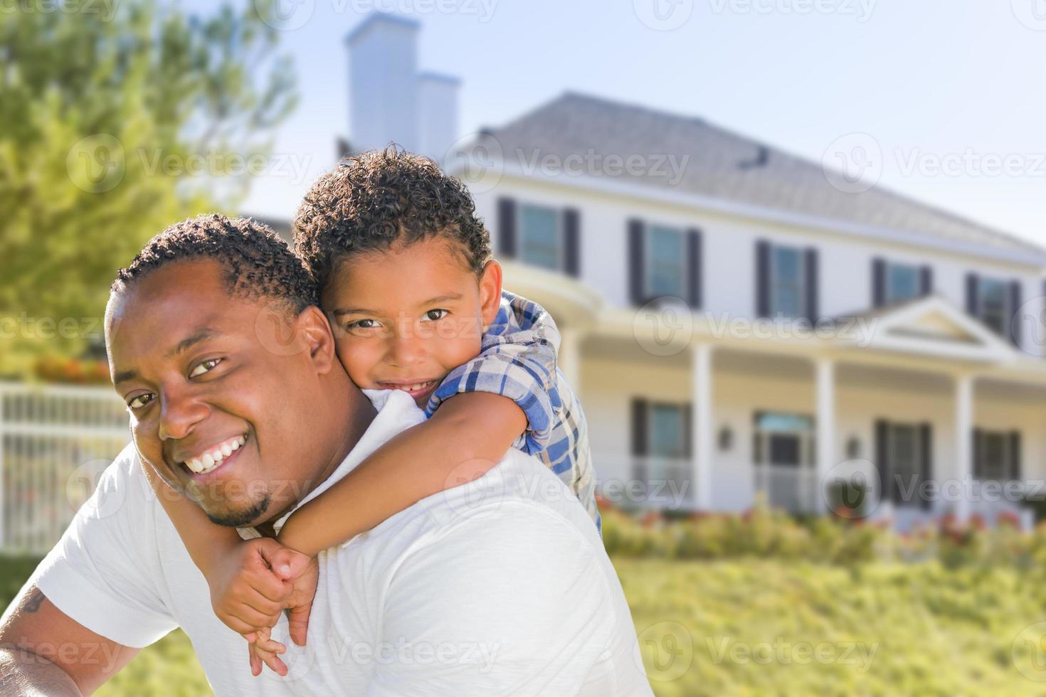 Afrikaanse Amerikaans vader en gemengd ras zoon, huis achter foto