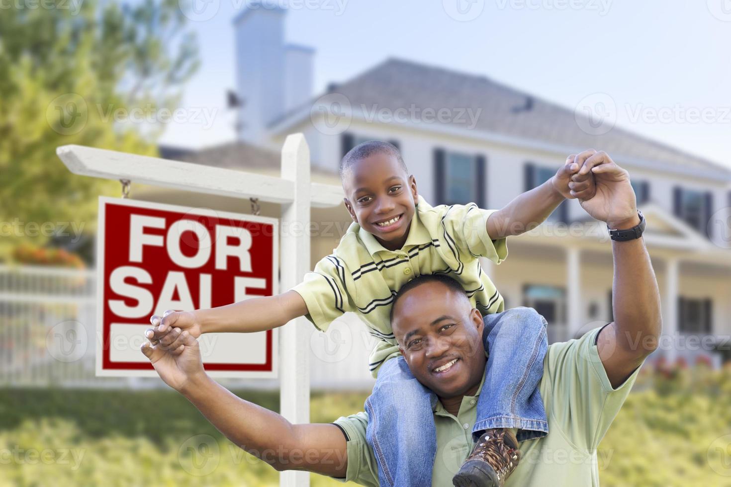 Afrikaanse Amerikaans vader en zoon, uitverkoop teken en huis foto